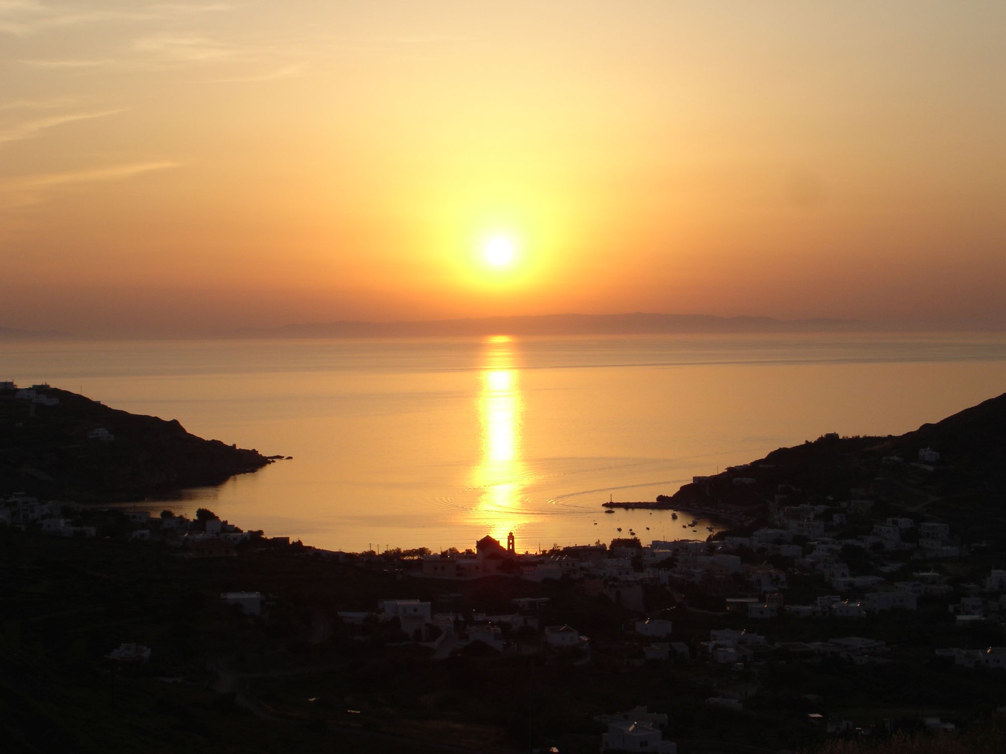 Ηλιοβασίλεμα στη Σύρο πάνω από την θάλασσα.