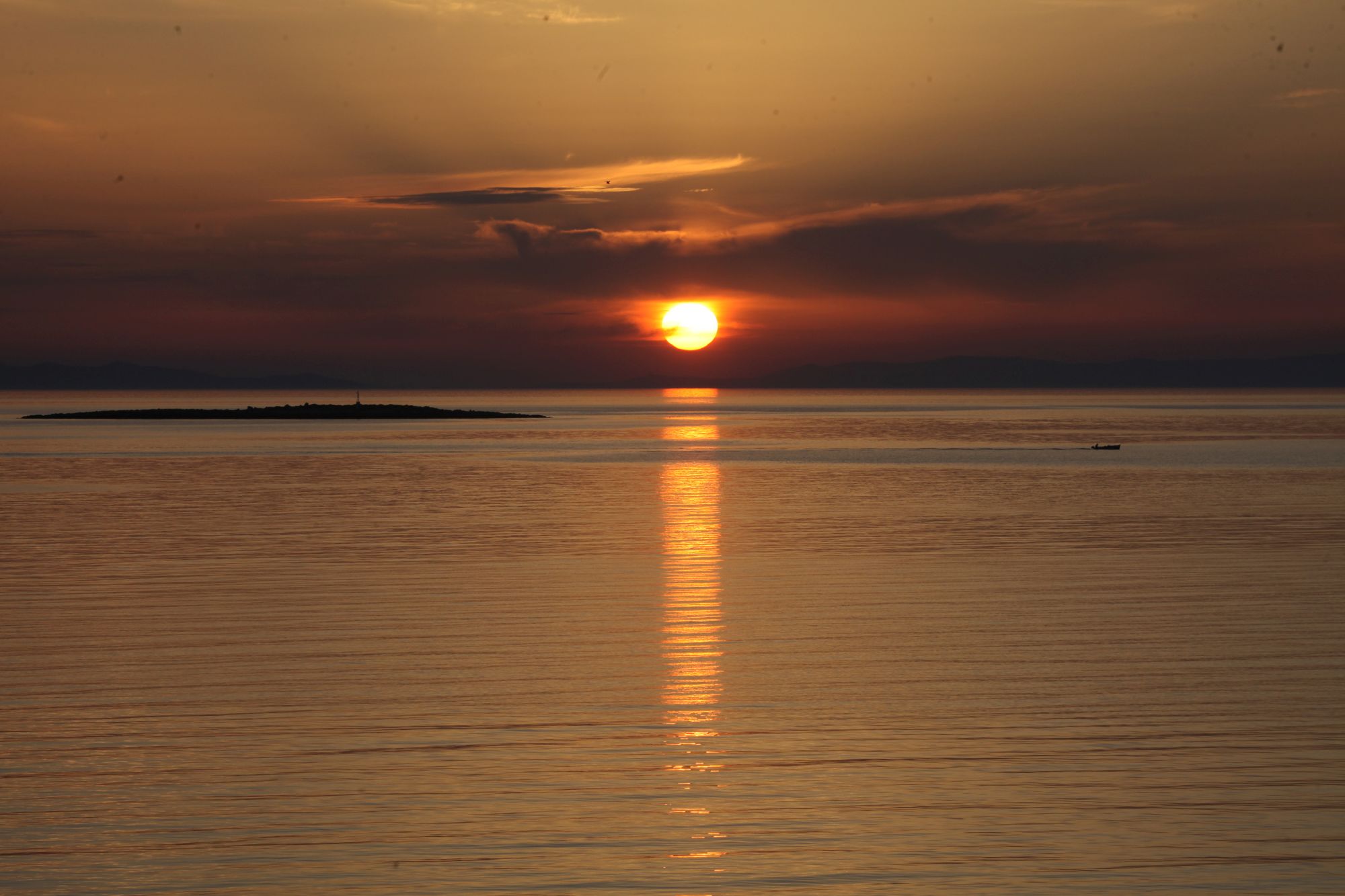Γραφικό ηλιοβασίλεμα στην θάλασσα της Σύρου.